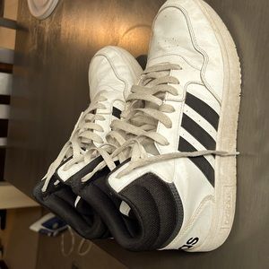 Hi, selling these shoes. They’re in good condition and really comfortable.